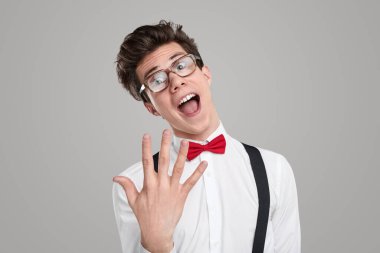 Mutlu öğrenci mükemmel bir işaret veriyor.