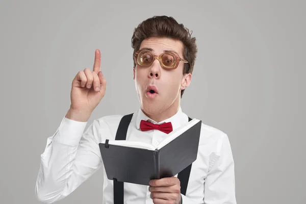 Nerd hombre en gafas con cuaderno —  Fotos de Stock