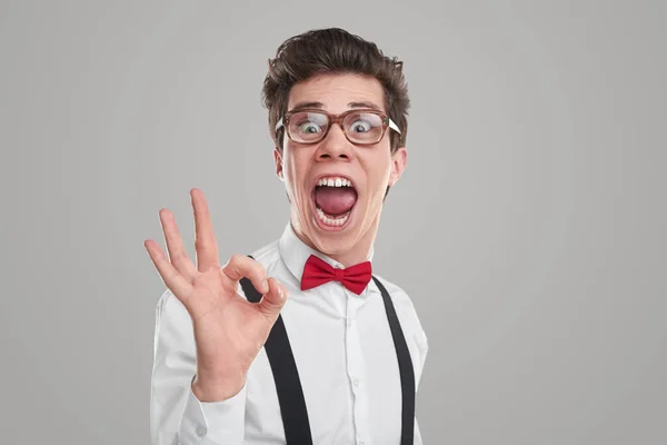 Spännande manliga student gest OK — Stockfoto