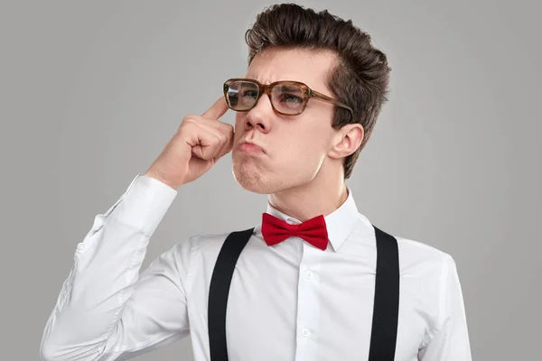 Inteligente chico nerd reflexivo en gafas —  Fotos de Stock