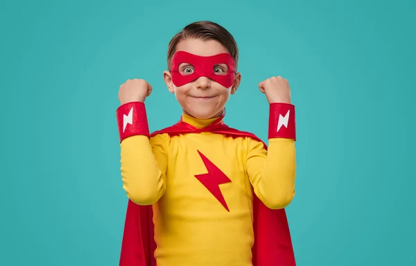 Aufgeregtes Superhelden-Kind mit lustigem Gesicht — Stockfoto