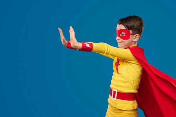 Superhero kid using superpower — Stock Photo, Image