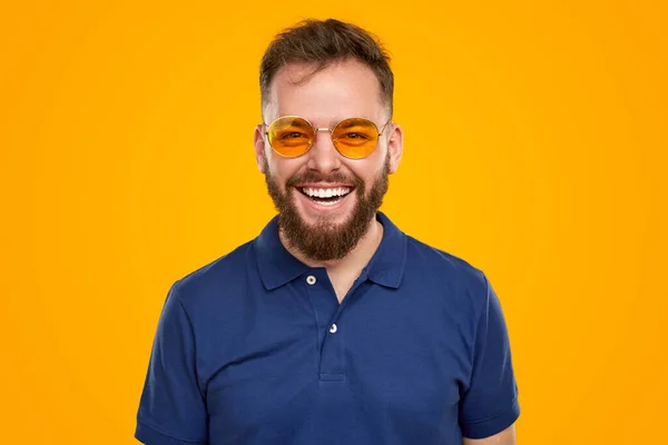 선글라스를 쓴 행복 한 남자 — 스톡 사진