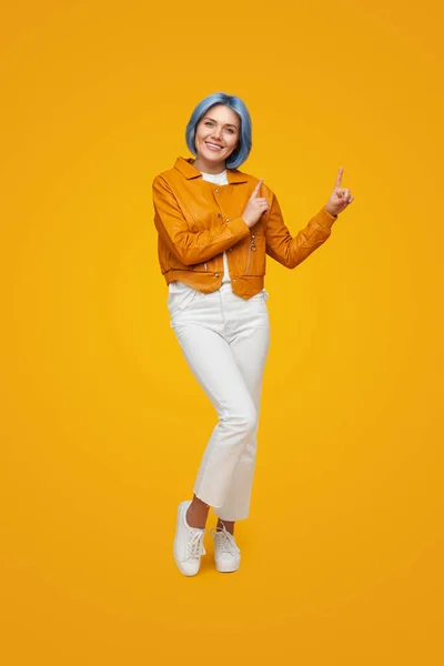 Boldog hipszter nő mutat felfelé — Stock Fotó