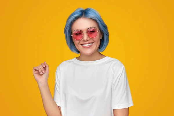 Trendy fiatal nő divatos napszemüveg — Stock Fotó