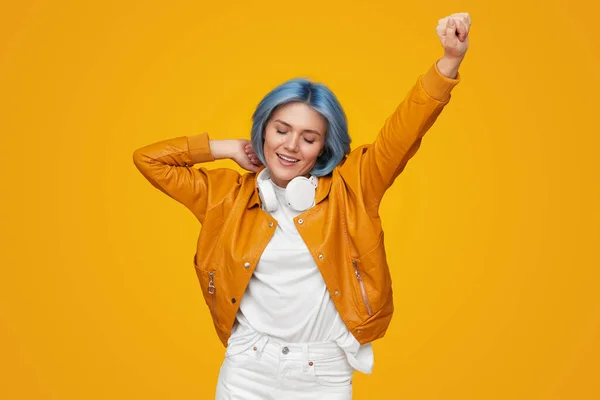 Χαρούμενη γυναίκα hipster με ακουστικά — Φωτογραφία Αρχείου