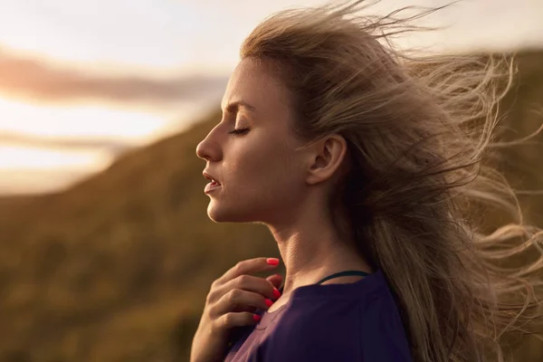 Donna graziosa in un giorno ventoso nella natura — Foto Stock