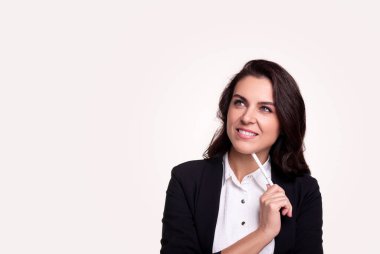 Kadın girişimci işi düşünüyor.