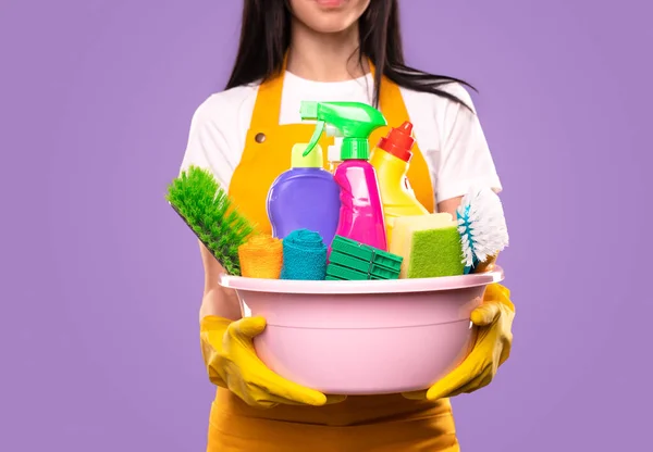 Haushälterin mit Reinigungsmitteln und Reinigungsmitteln — Stockfoto