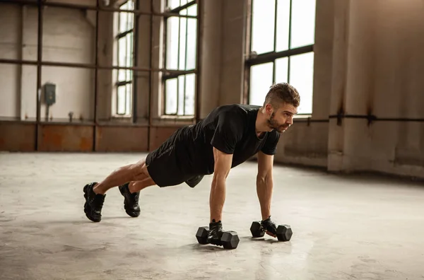 Hombre haciendo ejercicios abdominales con pesas — Foto de Stock