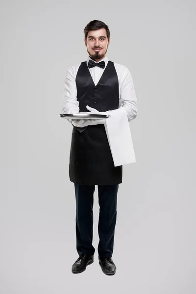 Σίγουρος σερβιτόρος με πρόχειρο στο στούντιο — Φωτογραφία Αρχείου