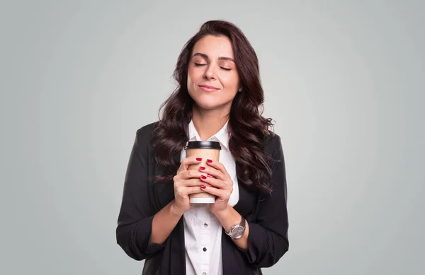 Mujer feliz con café para llevar —  Fotos de Stock