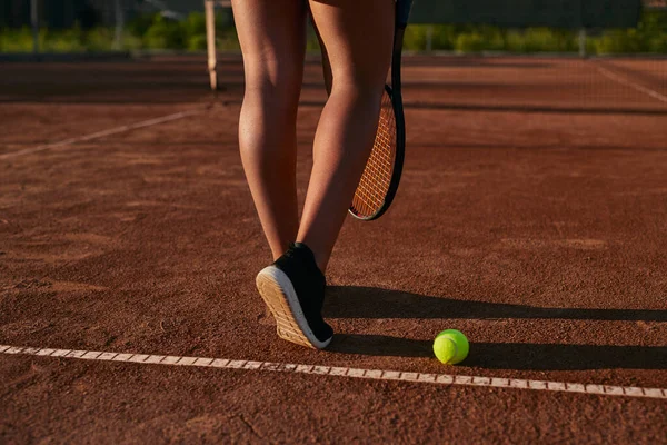 Кадрирование теннисистки на спортивной площадке — стоковое фото