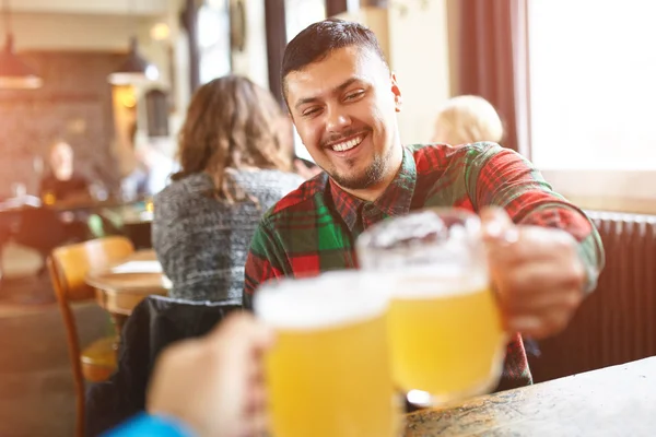Bir barda bira içme bir genç erkek portresi şahıs olumlu çekimi