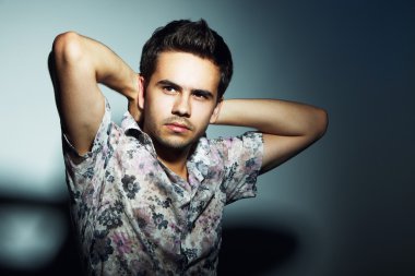 Gömlek poz içinde yakışıklı bir genç adam portresi stüdyo