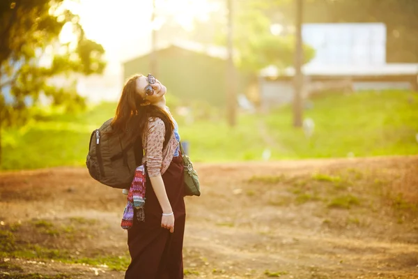 Souriant jeune fille avec un grand sac à dos — Photo