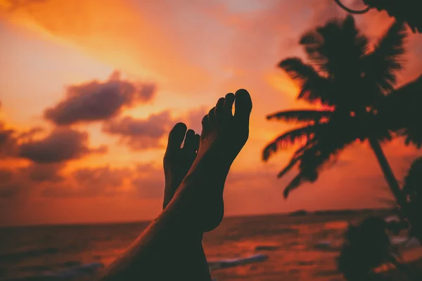 Silhueta de pés na praia do pôr do sol — Fotografia de Stock