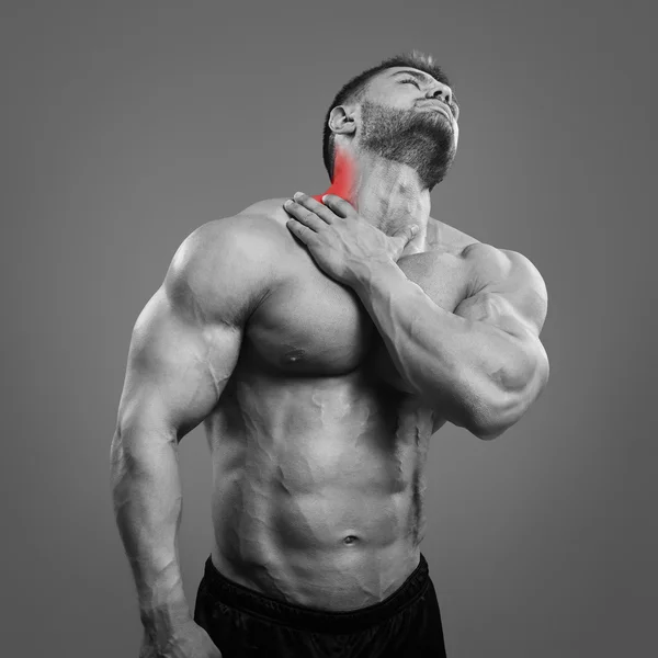 Hombre muscular que sufre de dolor de cuello . — Foto de Stock