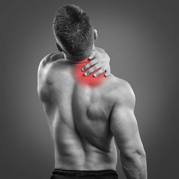 Vista posterior retrato de un hombre con dolor de cuello sobre fondo gris . —  Fotos de Stock