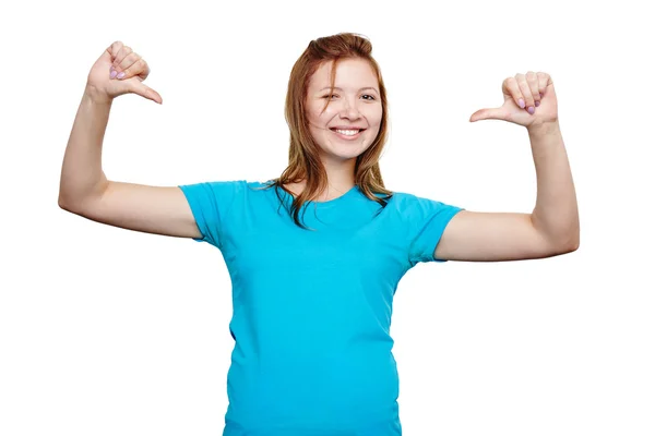 Una giovane donna sorridente che si indica. T-shirt di design — Foto Stock