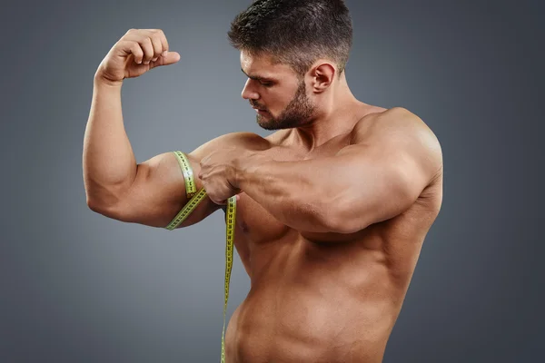 Человек показывает класс. Бицепс 35 см. Показывает бицепс. Парень с бицепсами. Man flexing.