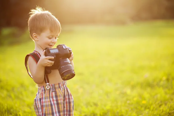 Retrato ensolarado de criança com câmera — Fotografia de Stock
