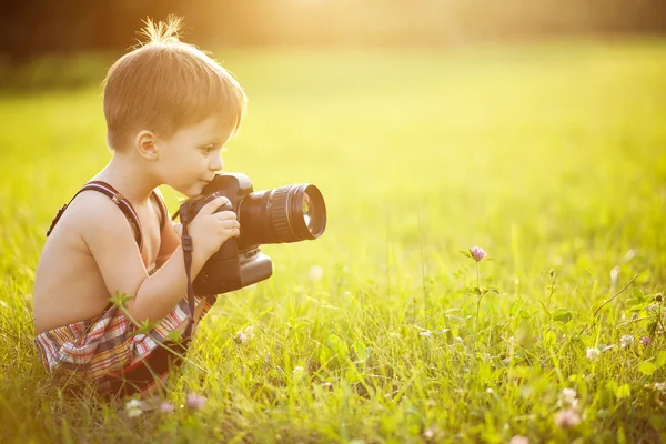 Сонячний портрет дитини з камерою — стокове фото
