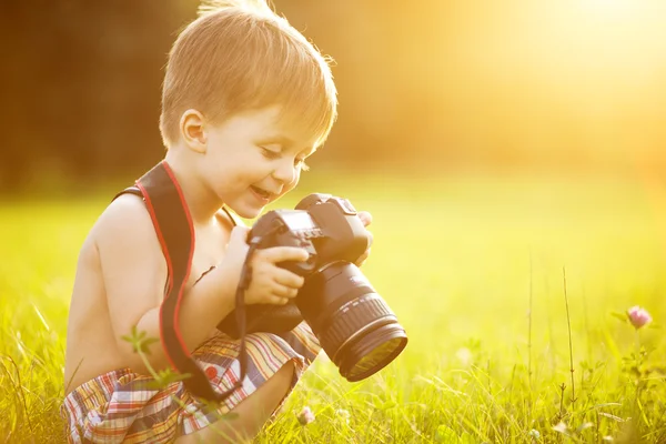 Сонячний портрет дитини з камерою — стокове фото