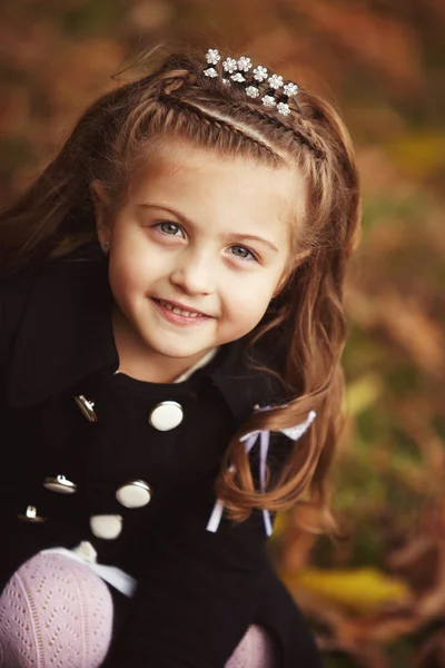 Retrato de outono de menina bonito — Fotografia de Stock