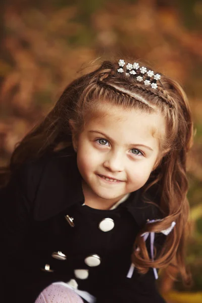 Podzimní portrét roztomilá holčička — Stock fotografie
