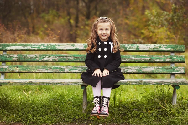 Cute dziewczynka na ławce — Zdjęcie stockowe