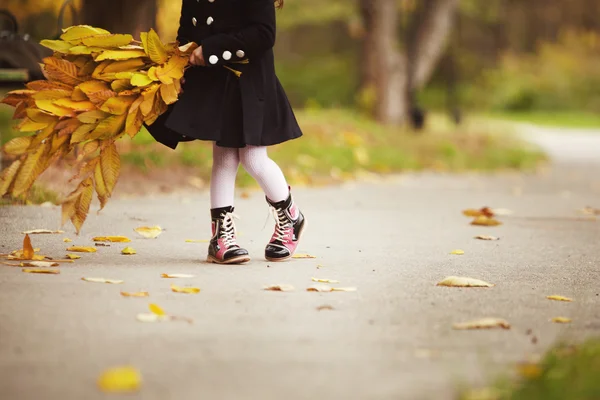 かわいい小さな女の子 autuboots — ストック写真