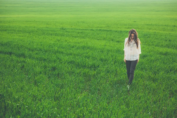 Triste hipster menina no campo verde — Fotografia de Stock