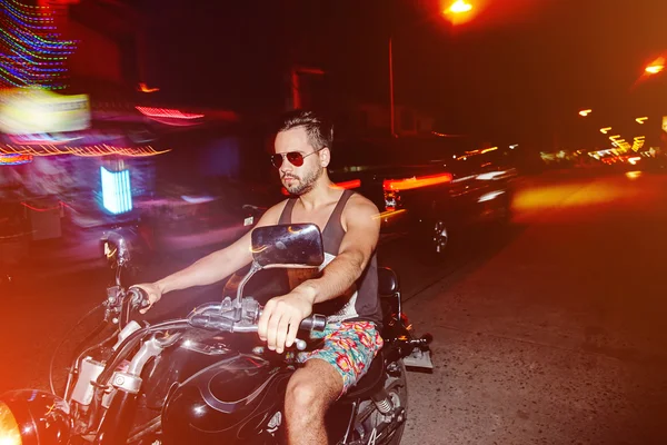 Giovane motociclista guida moto in città notte — Foto Stock