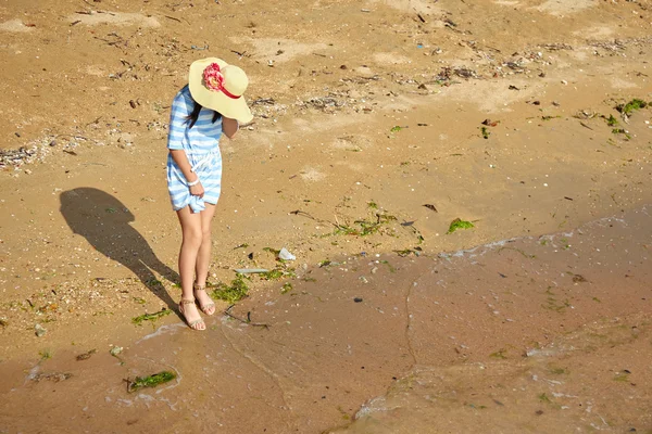 더러운 해변에서 여자 — 스톡 사진