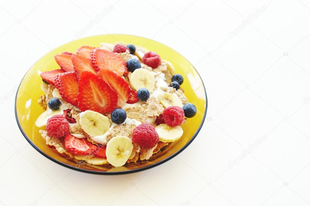 Yougurt, cereal and berries breakfast