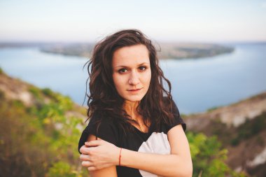 genç kız açık havada