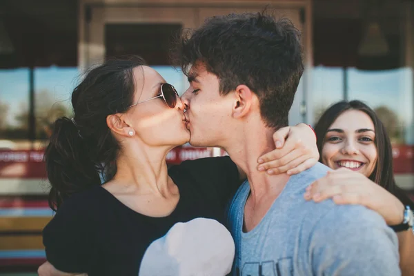 Kissing teenage couple — Stockfoto