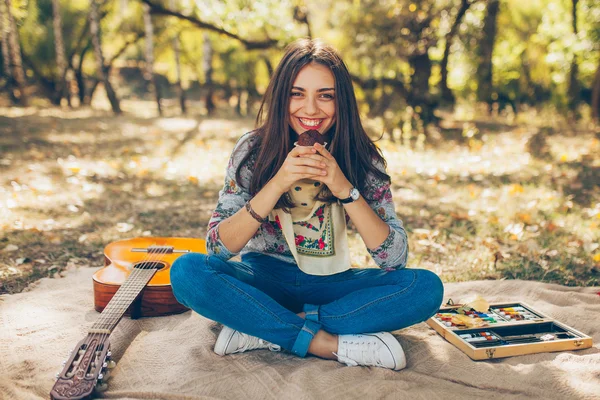 Adorable teenager girl holding a cupcake — Stockfoto