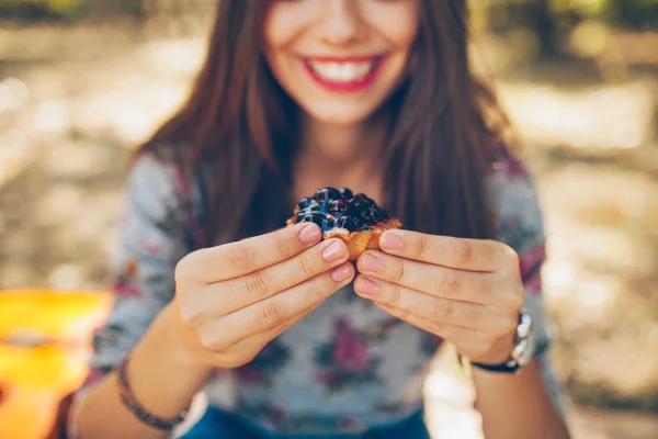 Teenage girl holding a berries tartalet — Stok fotoğraf