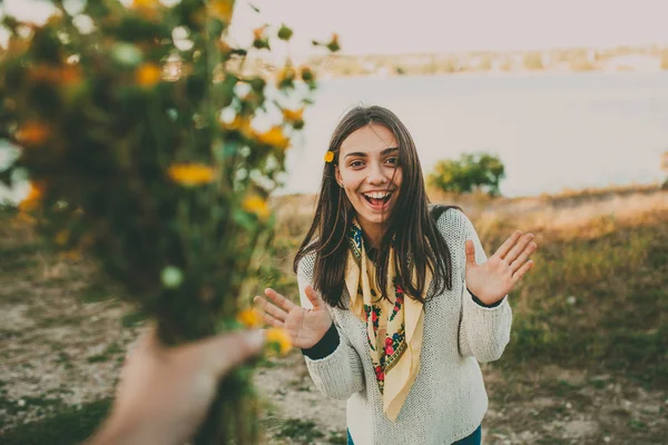 Blumengeschenk für ein Mädchen — Stockfoto