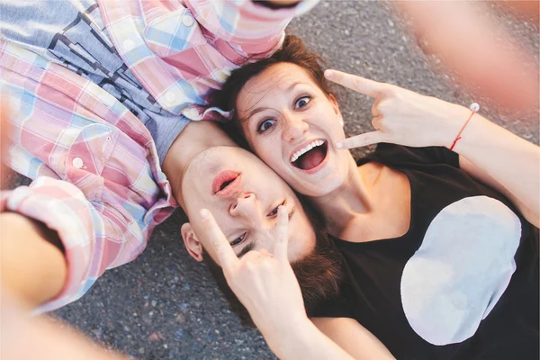 Excited teens showing rock sign — Stockfoto