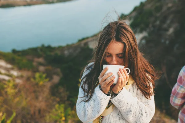 Tonårig flicka dricka kaffe. — Stockfoto