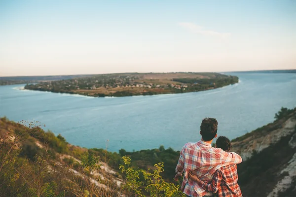 Ungt par kramas på naturen. Bakifrån. — Stockfoto