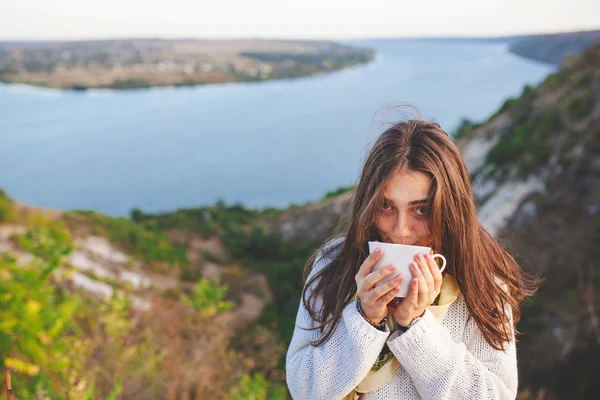 Adolescente chica bebiendo café . — Foto de Stock