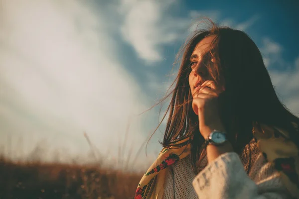 Menina olhando para o futuro — Fotografia de Stock