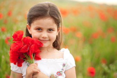 Haşhaş ile mutlu çocuk.