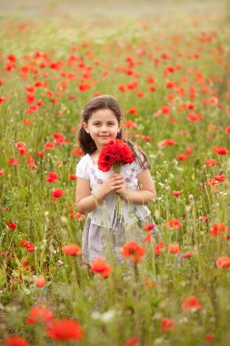 Haşhaş ile mutlu çocuk.