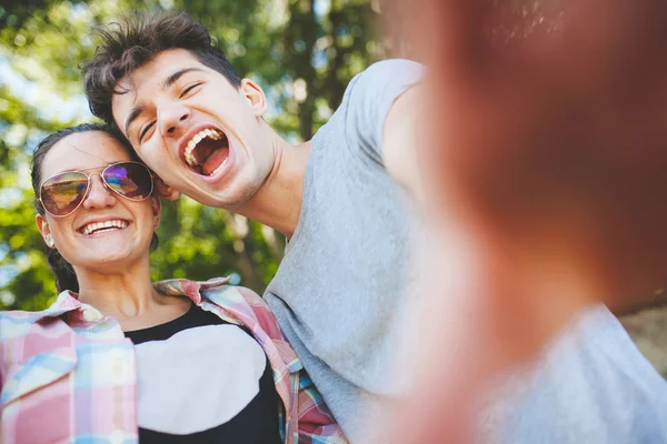 Pasangan remaja yang bahagia tertawa — Stok Foto
