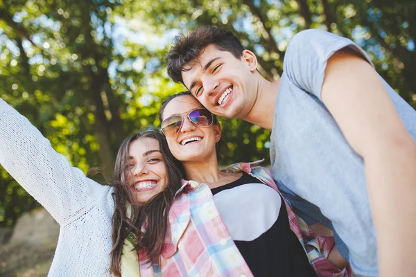 Feliz adolescente amigos sorrindo ao ar livre na natureza — Fotografia de Stock